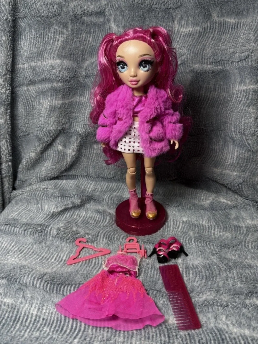 MGA RAINBOW HIGH Fashion Doll Stella Monroe Fuchsia Pink Hair W/ Outfit 11”